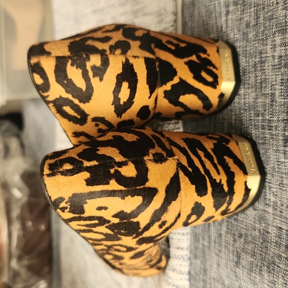 Calvin Klein leopard calf fur size 9 heels - Picture 3 of 5